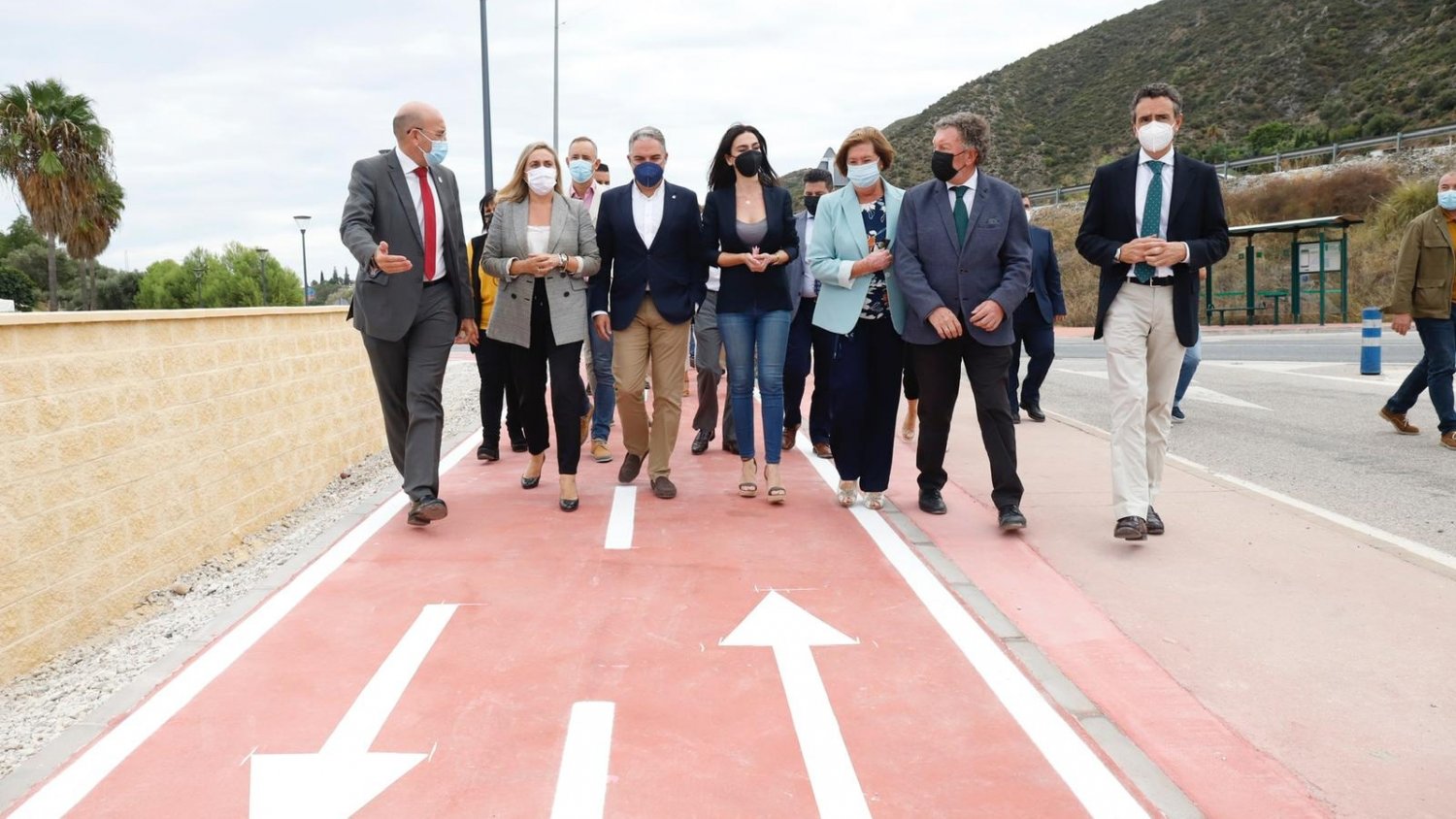 Bendodo y Carazo inauguran el nuevo camino ciclopeatonal de la travesía de Cártama