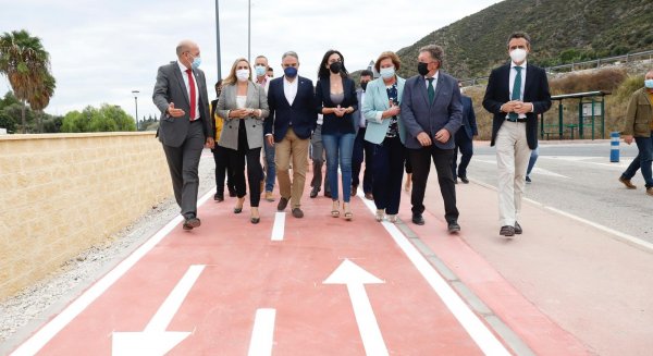 Bendodo y Carazo inauguran el nuevo camino ciclopeatonal de la travesía de Cártama