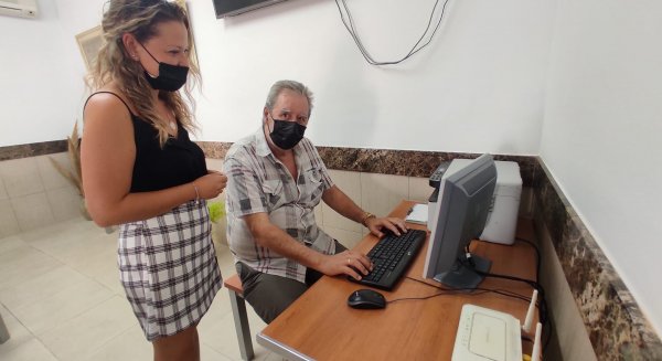Rincón de la Victoria renueva los equipos informáticos de los Hogares de Mayores del municipio