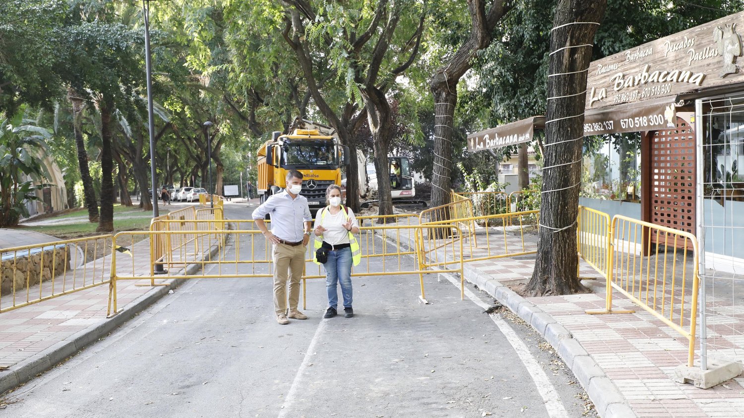 El Ayuntamiento de Marbella mejora la seguridad vial en agunas de sus calles con la reordenación del acerado