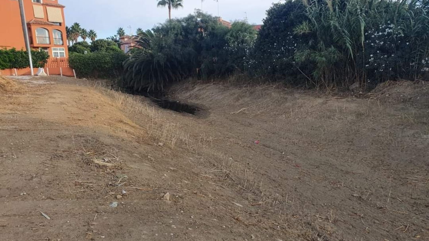 Torremolinos interviene en los arroyos del municipio para prevenir daños ante la llegada de las lluvias