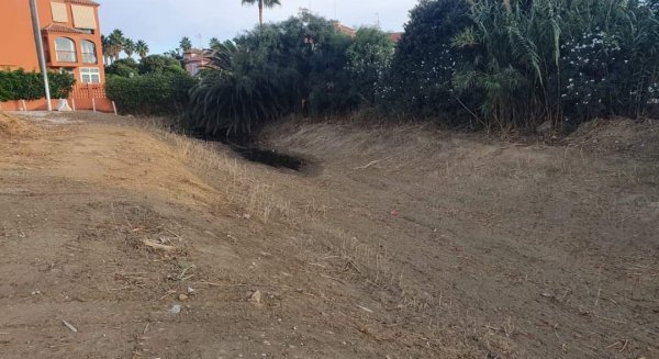 Torremolinos interviene en los arroyos del municipio para prevenir daños ante la llegada de las lluvias