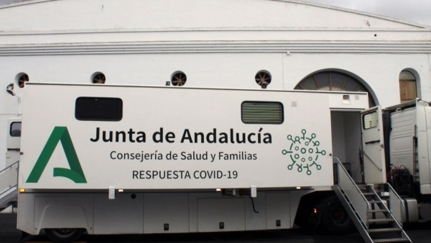 Una unidad móvil vacuna sin cita previa esta semana en los aparcamientos de la UMA