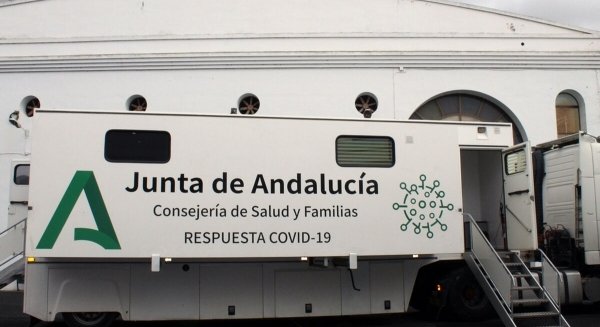 Una unidad móvil vacuna sin cita previa esta semana en los aparcamientos de la UMA