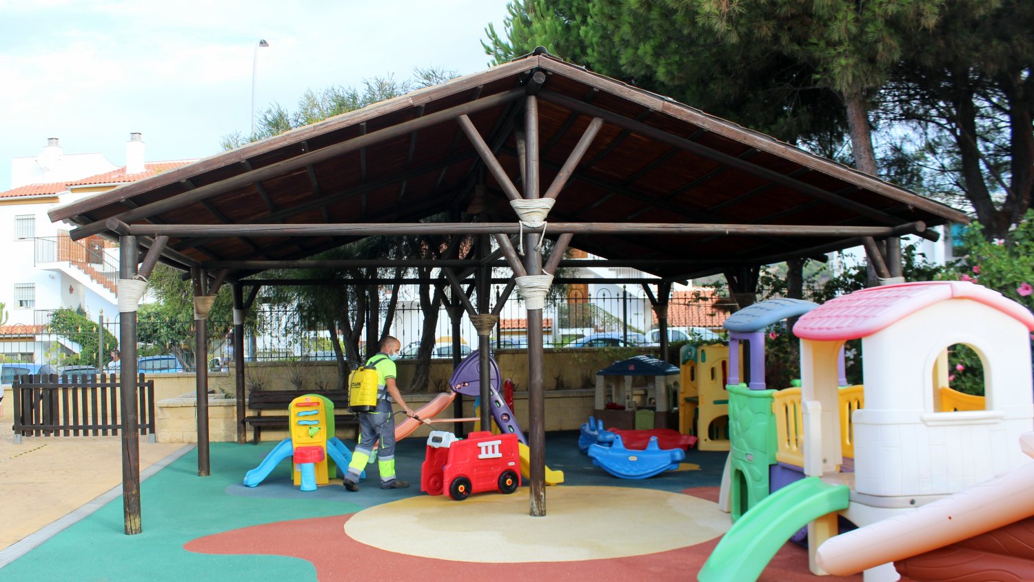 Estepona intensifica la limpieza y desinfección de los centros educativos por el curso escolar
