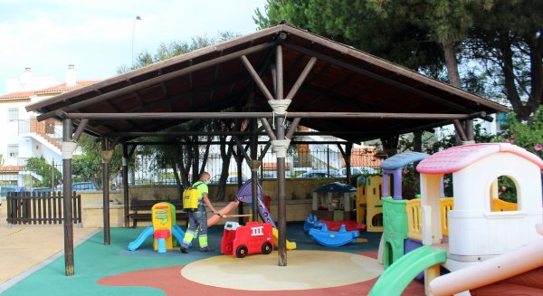 Estepona intensifica la limpieza y desinfección de los centros educativos por el curso escolar