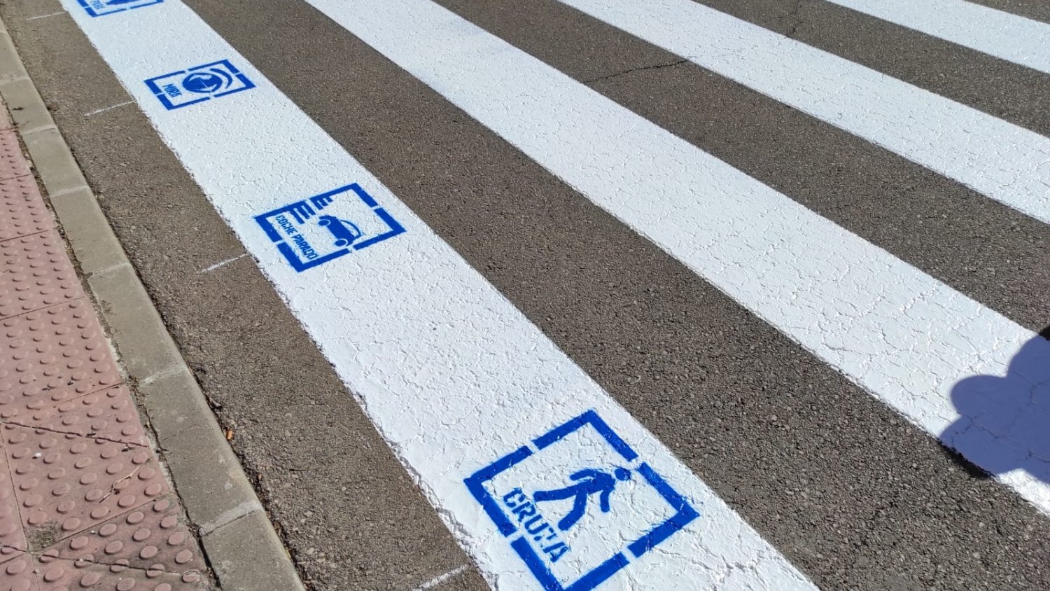 Torremolinos refuerza la pictorización de los pasos de peatones en el entorno de sus centros escolares