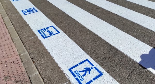 Torremolinos refuerza la pictorización de los pasos de peatones en el entorno de sus centros escolares