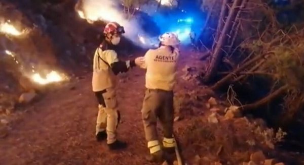 Un equipo de 85 bomberos siguen trabajando para paliar los daños del incendio de Sierra Bermeja