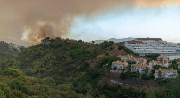 Más de 600 desalojados por el incendio de Sierra Bermeja