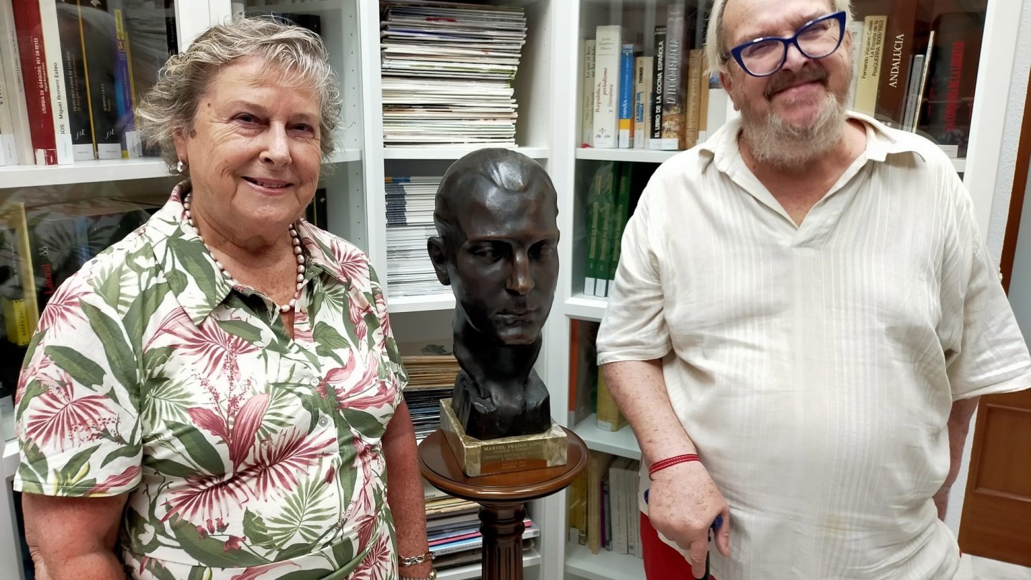 La familia de Manuel Prados y López dona a la APM un busto del periodista malagueño