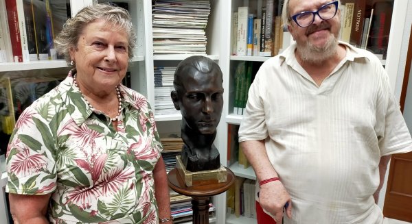 La familia de Manuel Prados y López dona a la APM un busto del periodista malagueño