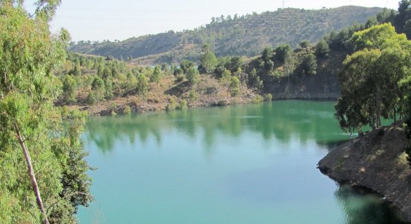 Rescatado un menor de 14 años por una caída en el pantano del Agujero de Málaga