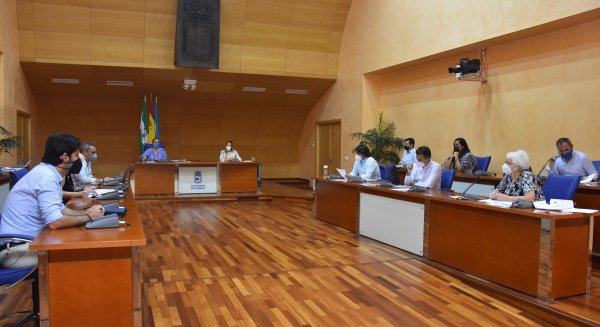 Fuengirola aprueba definitivamente la suspensión de la tasa de apertura hasta final de año