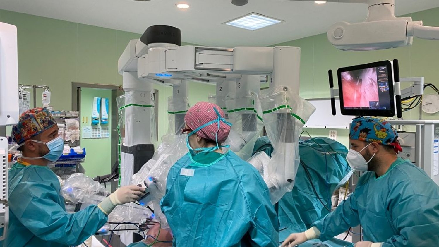 El Clínico interviene con éxito a más de un centenar de pacientes de urología con Cirugía Robótica