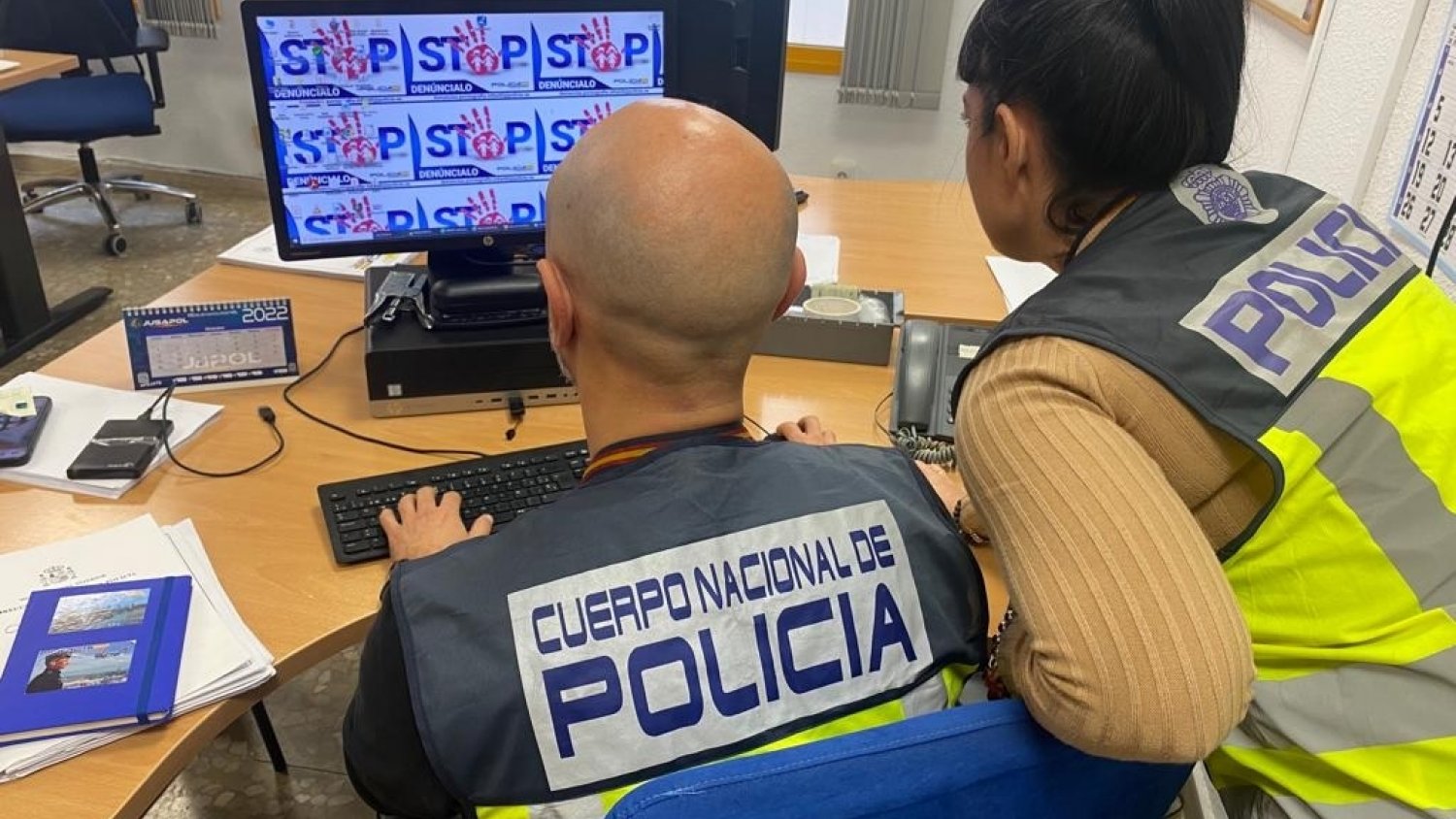 Detenido un hombre que entabló contactos sexuales por Internet con un menor