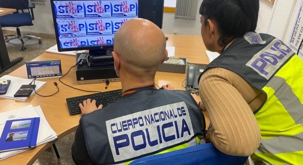 Detenido un hombre que entabló contactos sexuales por Internet con un menor