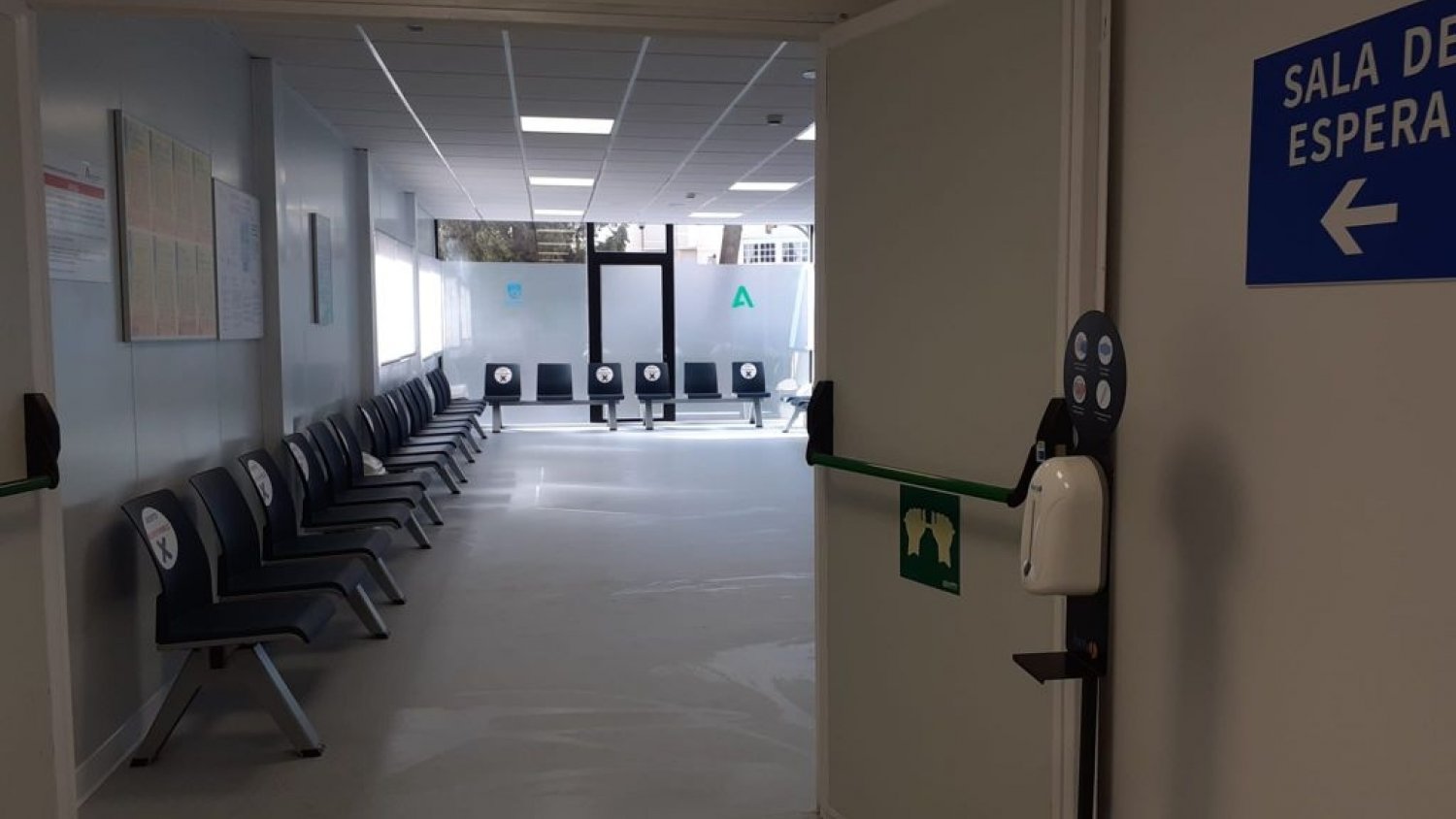 El Hospital Regional habilita un módulo externo para aumentar la sala de espera de Urgencias