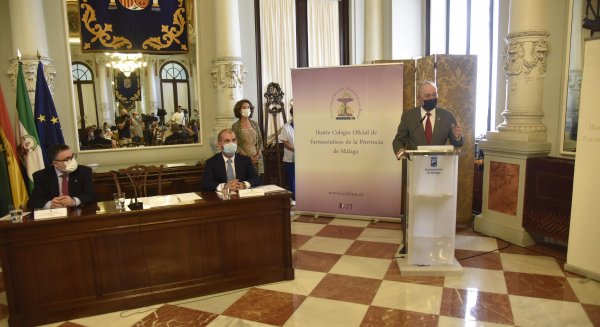 Las farmacias de Málaga se unen a la red de espacios cardioprotegidos instalando desfibriladores