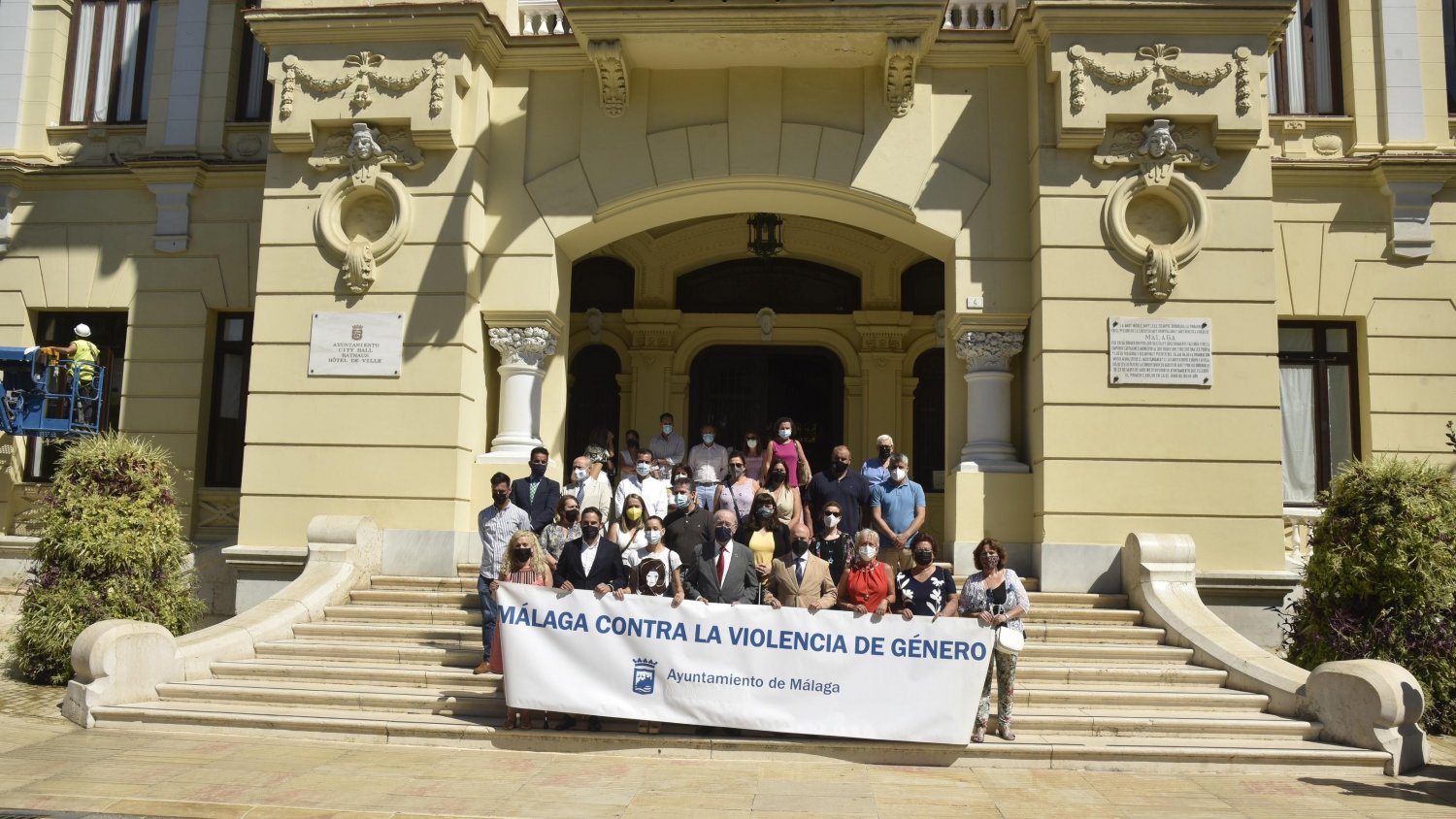 El Ayuntamiento de Málaga mantiene un minuto de silencio por la víctima de Rincón de la Victoria
