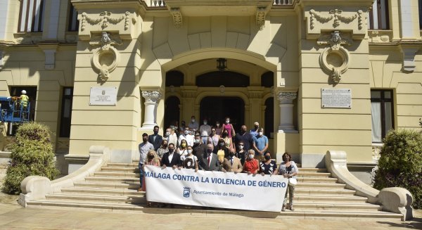 El Ayuntamiento de Málaga mantiene un minuto de silencio por la víctima de Rincón de la Victoria