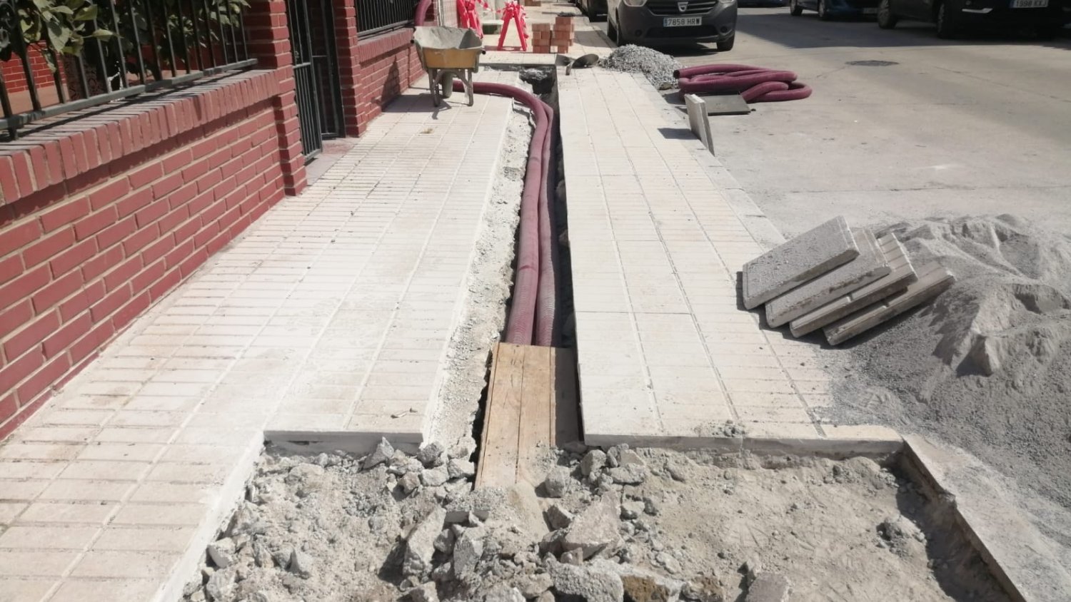 Comienzan las obras de canalización para el cableado eléctrico de la calle Bellavista de Vélez