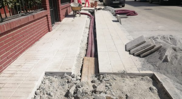 Comienzan las obras de canalización para el cableado eléctrico de la calle Bellavista de Vélez