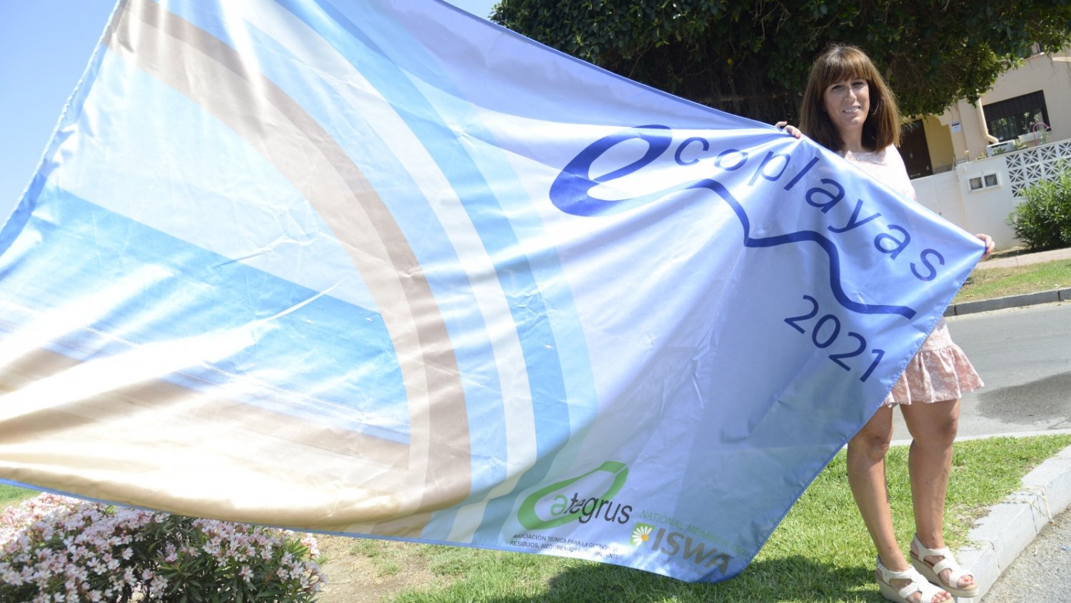 Torremolinos iza la bandera Ecoplayas en Los Álamos certificando la excelencia turística de sus playas