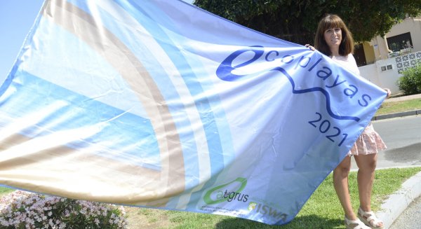 Torremolinos iza la bandera Ecoplayas en Los Álamos certificando la excelencia turística de sus playas