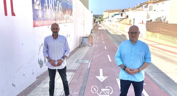 Infraestructuras dota de alumbrado público a la calle 3 de abril de Vélez-Málaga