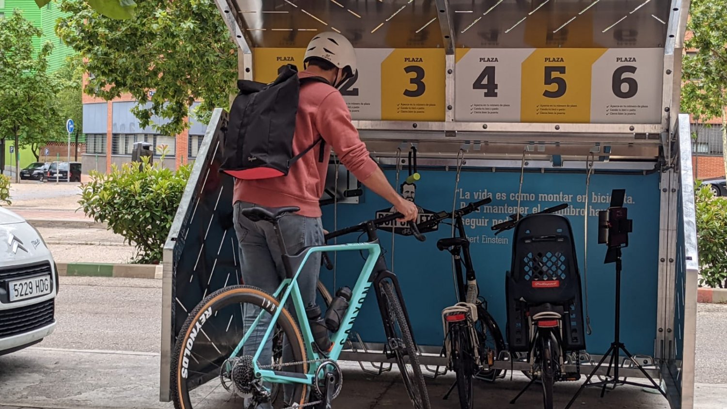 Adif impulsa la multimodalidad con la instalación de aparcamientos seguros para bicicletas en 42 estaciones
