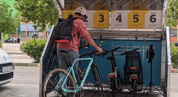 Adif impulsa la multimodalidad con la instalación de aparcamientos seguros para bicicletas en 42 estaciones
