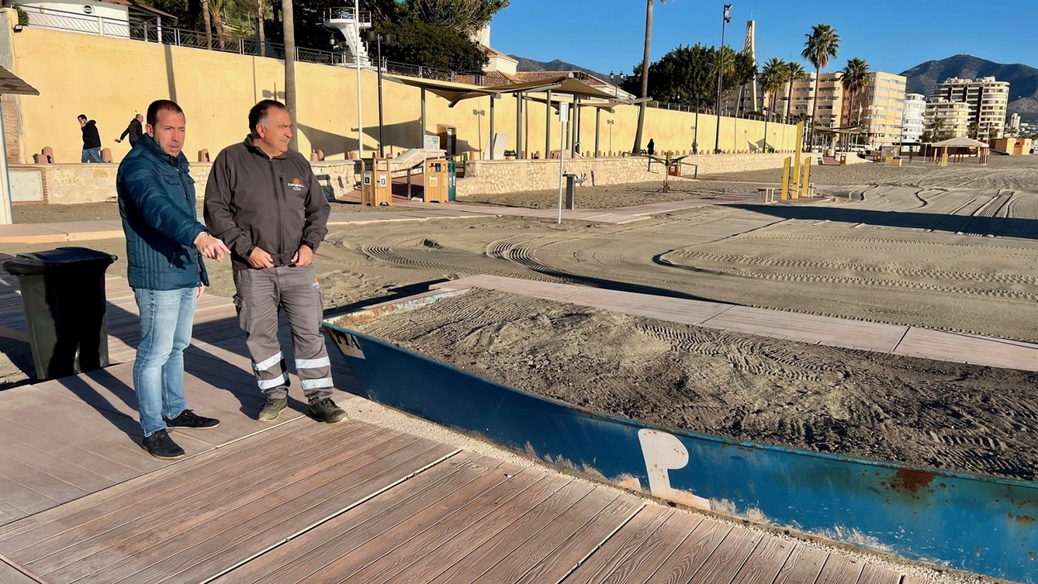 Fuengirola mejora la accesibilidad de todas sus playas cambiando la madera por hormigón