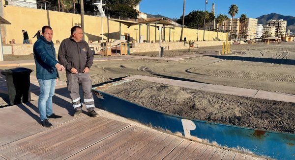 Fuengirola mejora la accesibilidad de todas sus playas cambiando la madera por hormigón