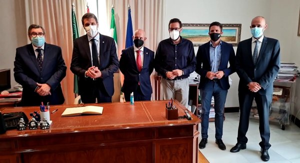 Pedro Fernández traslada al alcalde de Vélez  su ayuda para trabajar juntos por el municipio
