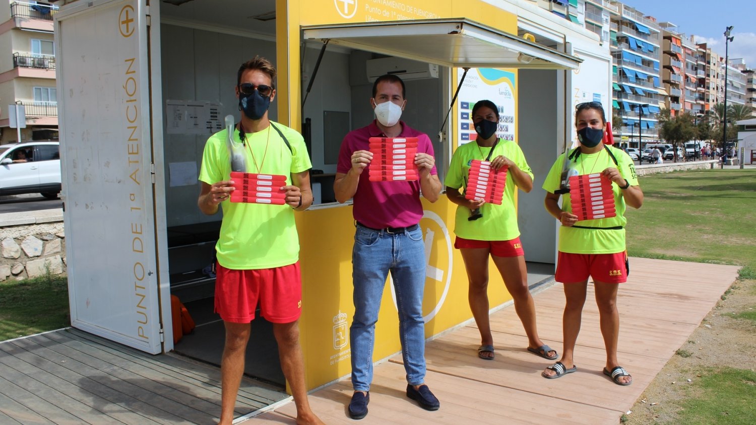 Fuengirola da pulseras identificativas en la playa para facilitar la búsqueda de personas perdidas