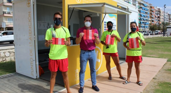 Fuengirola da pulseras identificativas en la playa para facilitar la búsqueda de personas perdidas
