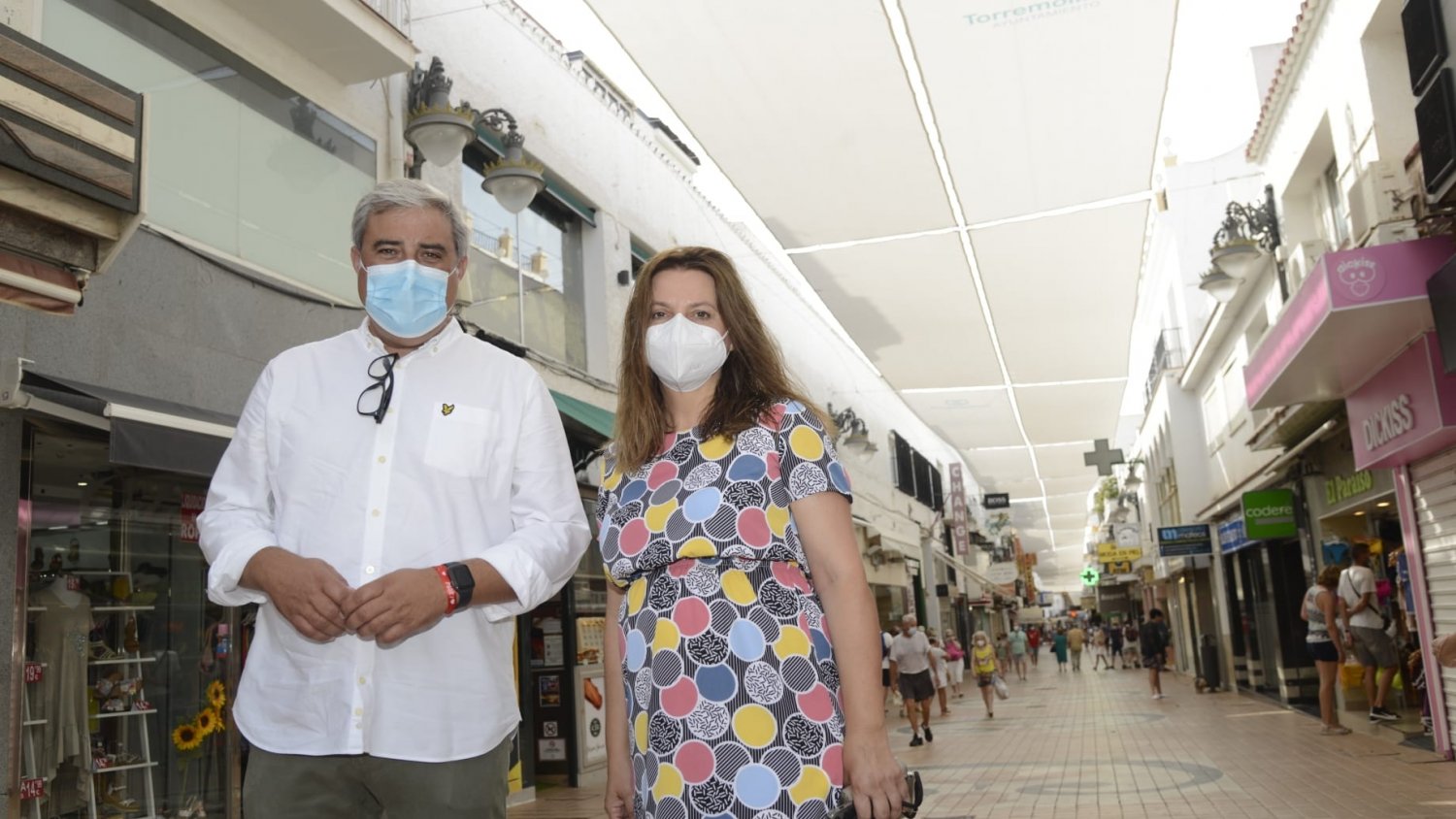 Torremolinos instala toldos en la calle San Miguel para incentivar el comercio local