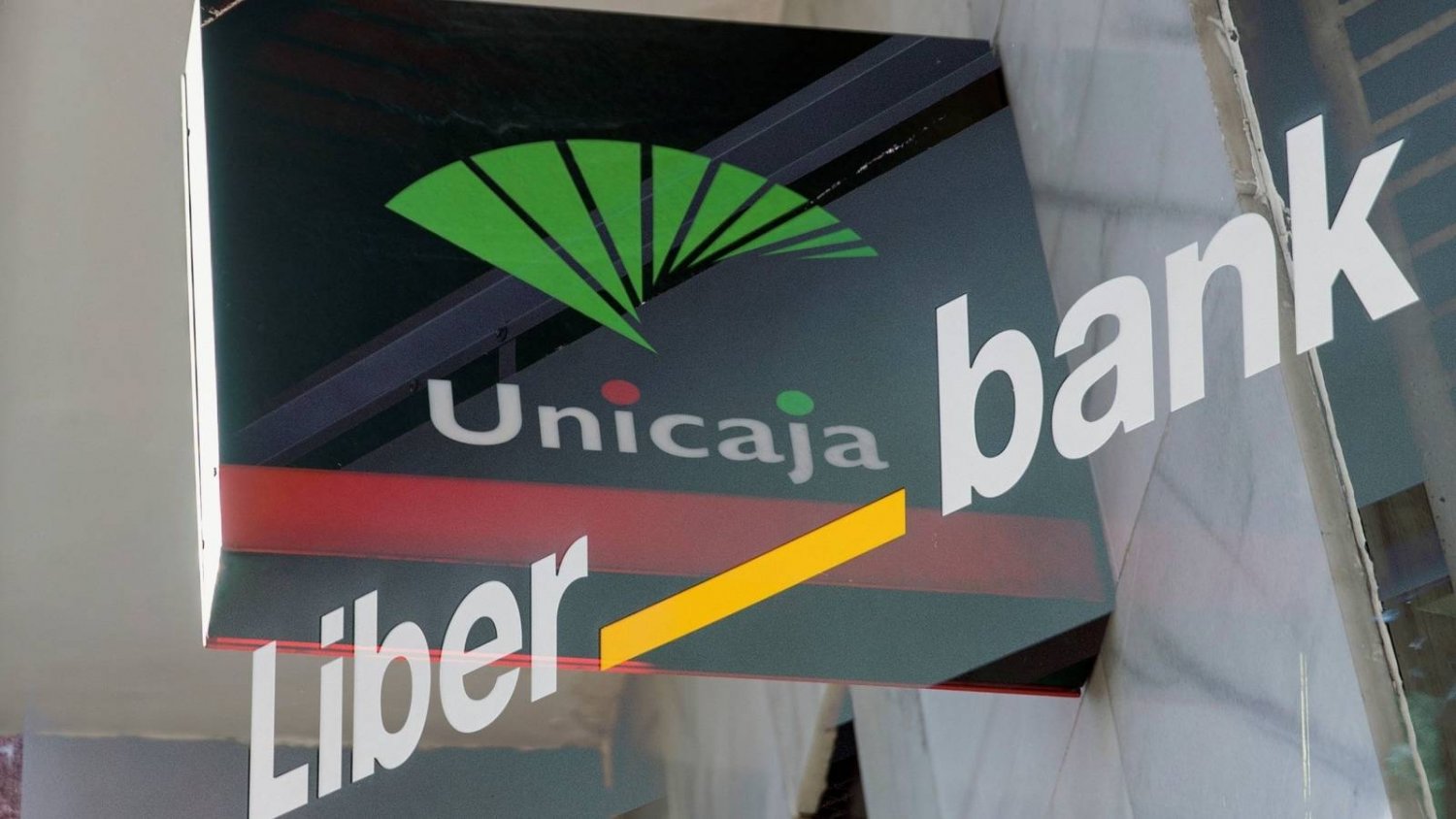 El Gobierno autoriza la fusión de Unicaja y Liberbank