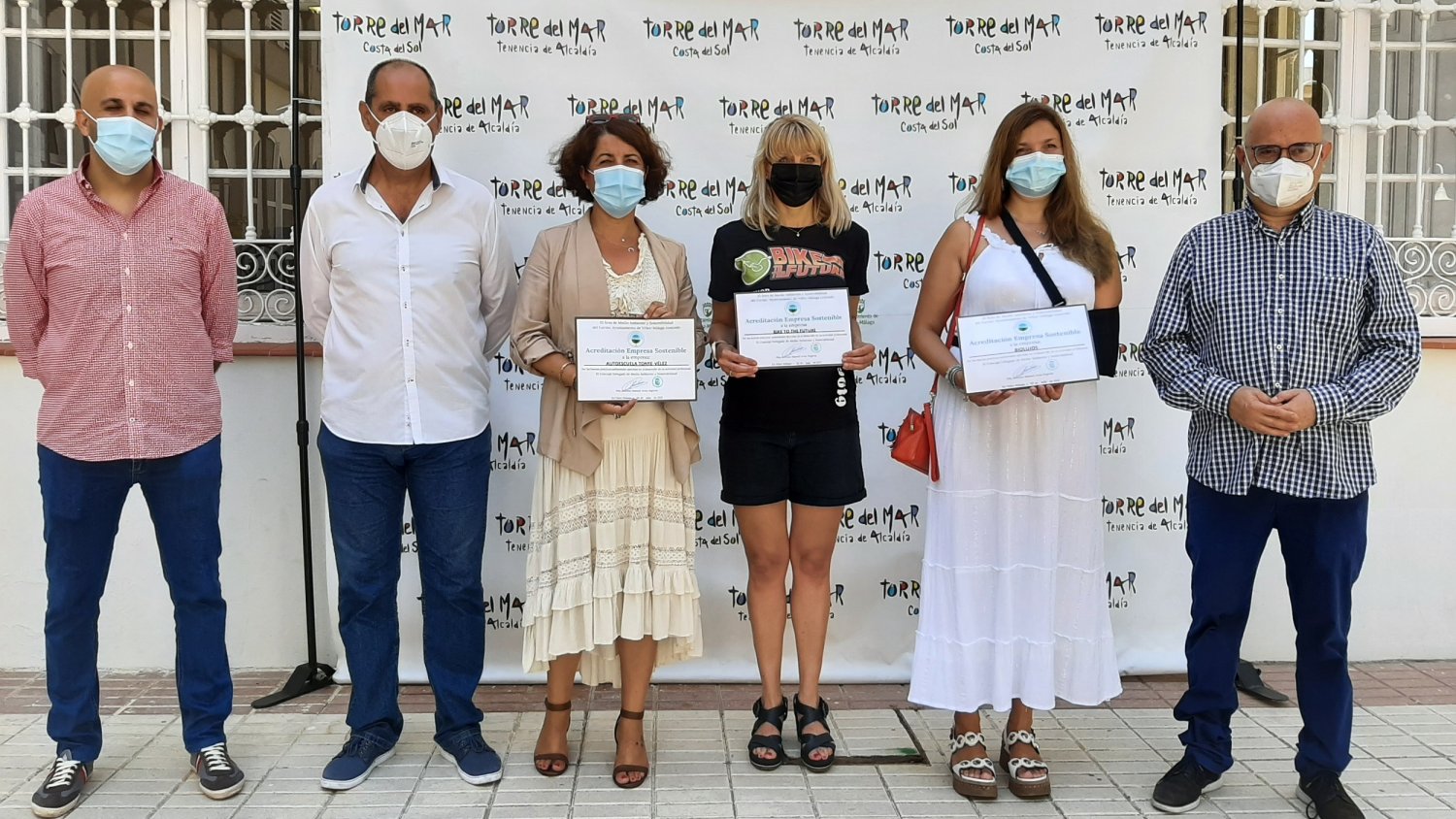 Medio Ambiente entrega los primeros de calidad medioambiental a empresas y comercios de Vélez