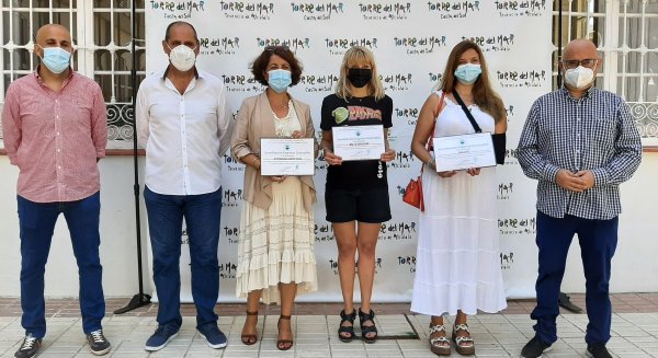 Medio Ambiente entrega los primeros de calidad medioambiental a empresas y comercios de Vélez