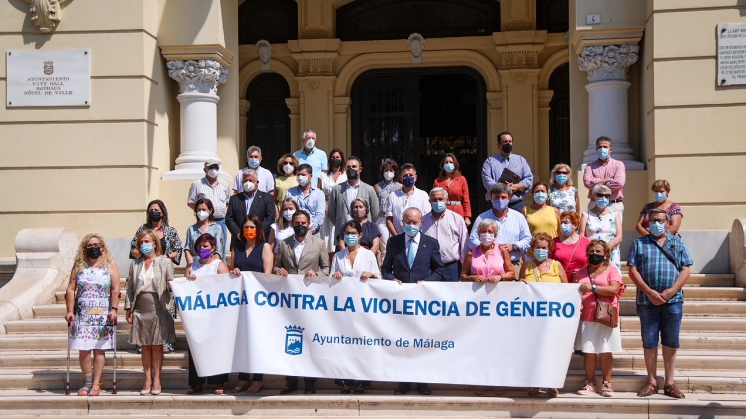El Ayuntamiento de Málaga mantiene un minuto de silencio por la última víctima de género