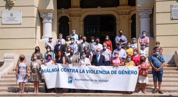 El Ayuntamiento de Málaga mantiene un minuto de silencio por la última víctima de género