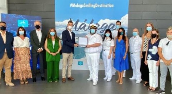 El puerto de Málaga recibe la primera escala con itinerario internacional tras 16 meses