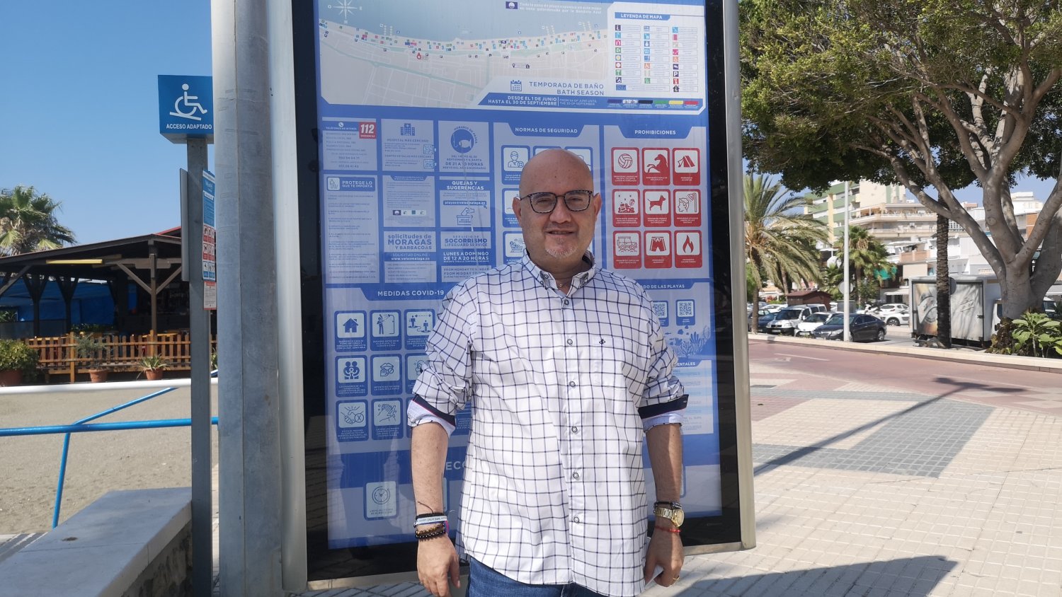 La concejalía de Playas renueva la cartelería informativa en todo el litoral de Vélez-Málaga