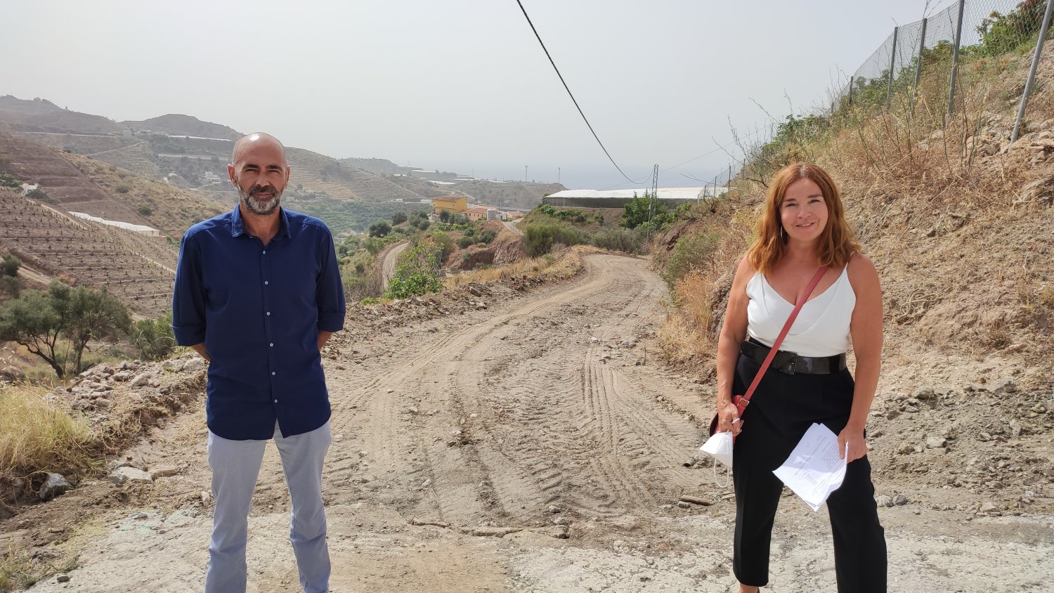 Vélez-Málaga realiza mejoras de nivelado y hormigonado en el camino María Rivas de Lagos