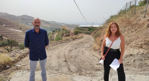 Vélez-Málaga realiza mejoras de nivelado y hormigonado en el camino María Rivas de Lagos