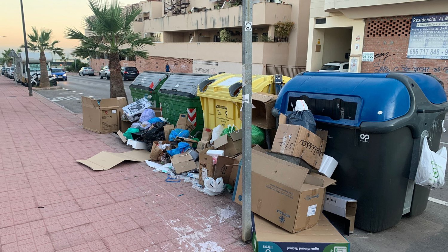 VOX denuncia la acumulación de basura en urbanizaciones de Rincón de la Victoria