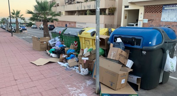 VOX denuncia la acumulación de basura en urbanizaciones de Rincón de la Victoria