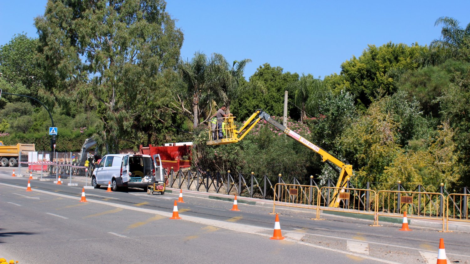 Estepona comienza las obras para ampliar las pasarelas peatonales del puente de La Cala